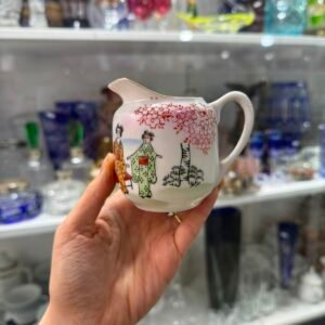 Lechera porcelana oriental pintada a mano con geishas