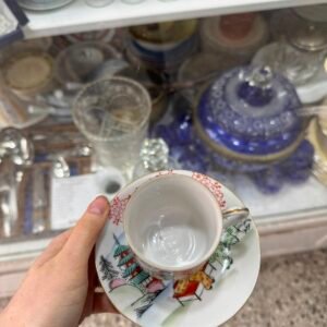 Dúo de café porcelana oriental pintada a mano con geishas – se ve a la geisha en el fondo de la taza