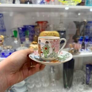 Dúo de café porcelana oriental pintada a mano con geishas – se ve a la geisha en el fondo de la taza