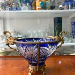Centro de mesa de cristal súper tallado con monturas de bronce