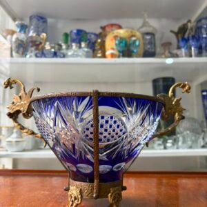Centro de mesa de cristal súper tallado con monturas de bronce