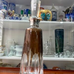 Exquisito botellón de cristal con platería