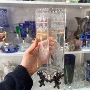Florero de cristal con base metalica