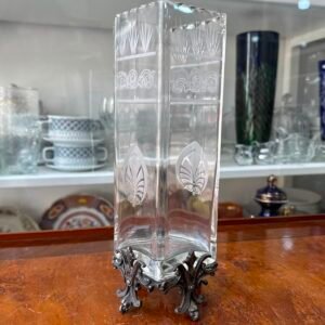 Florero de cristal con base metalica