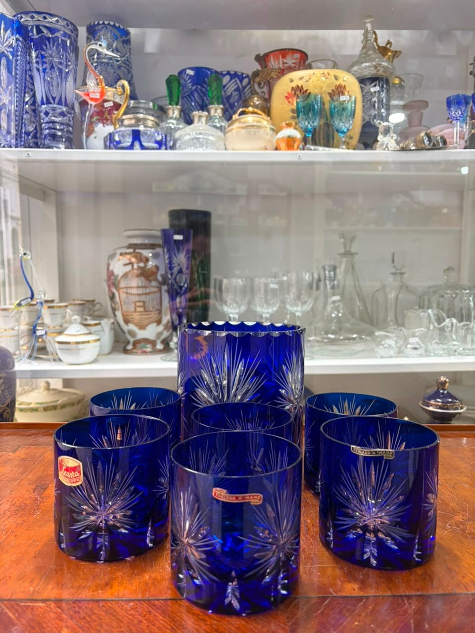 Hielera con 6 vasos de cristal súper tallado azul - Imagen 2