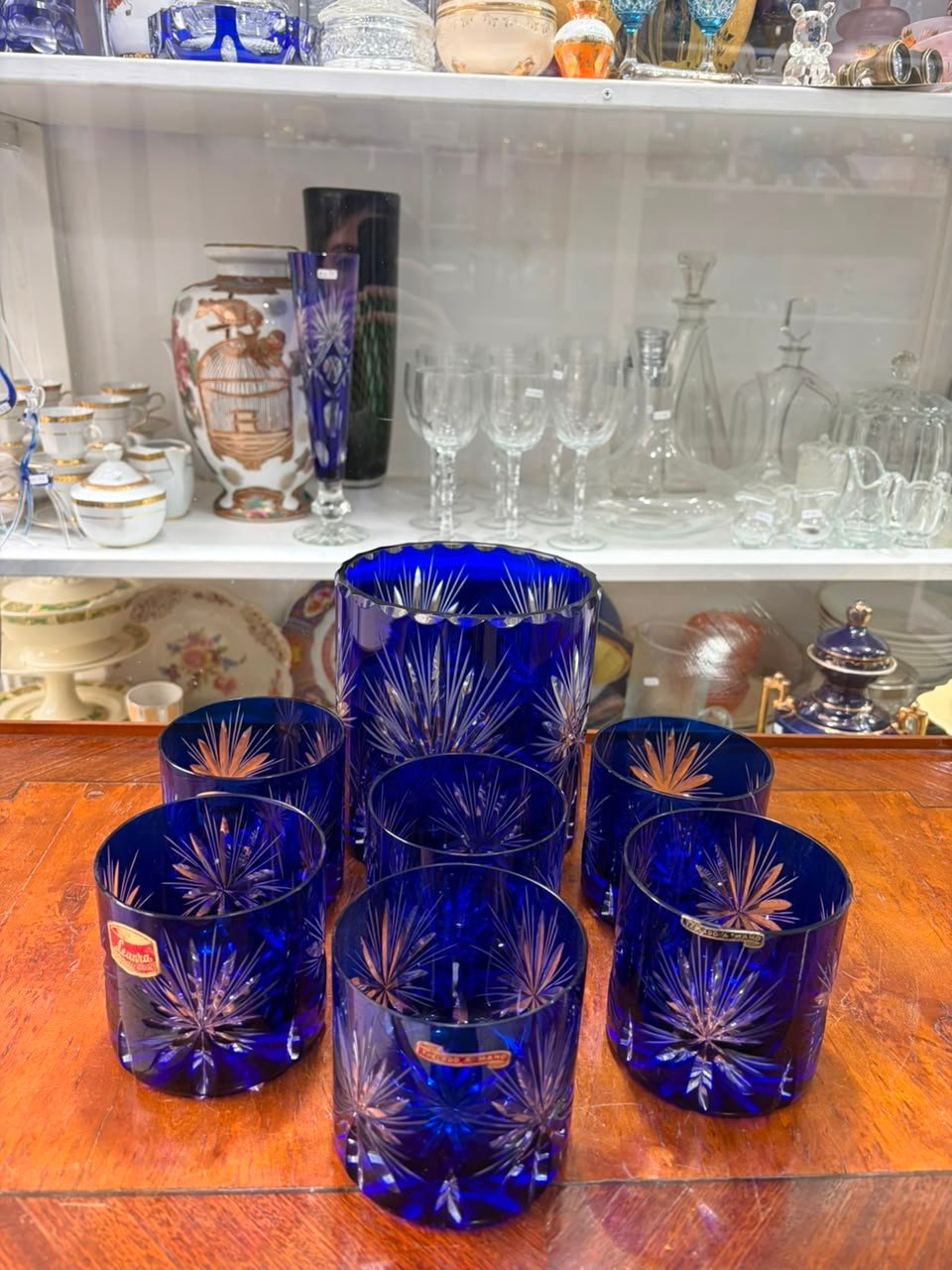 Hielera con 6 vasos de cristal súper tallado azul - Imagen 3