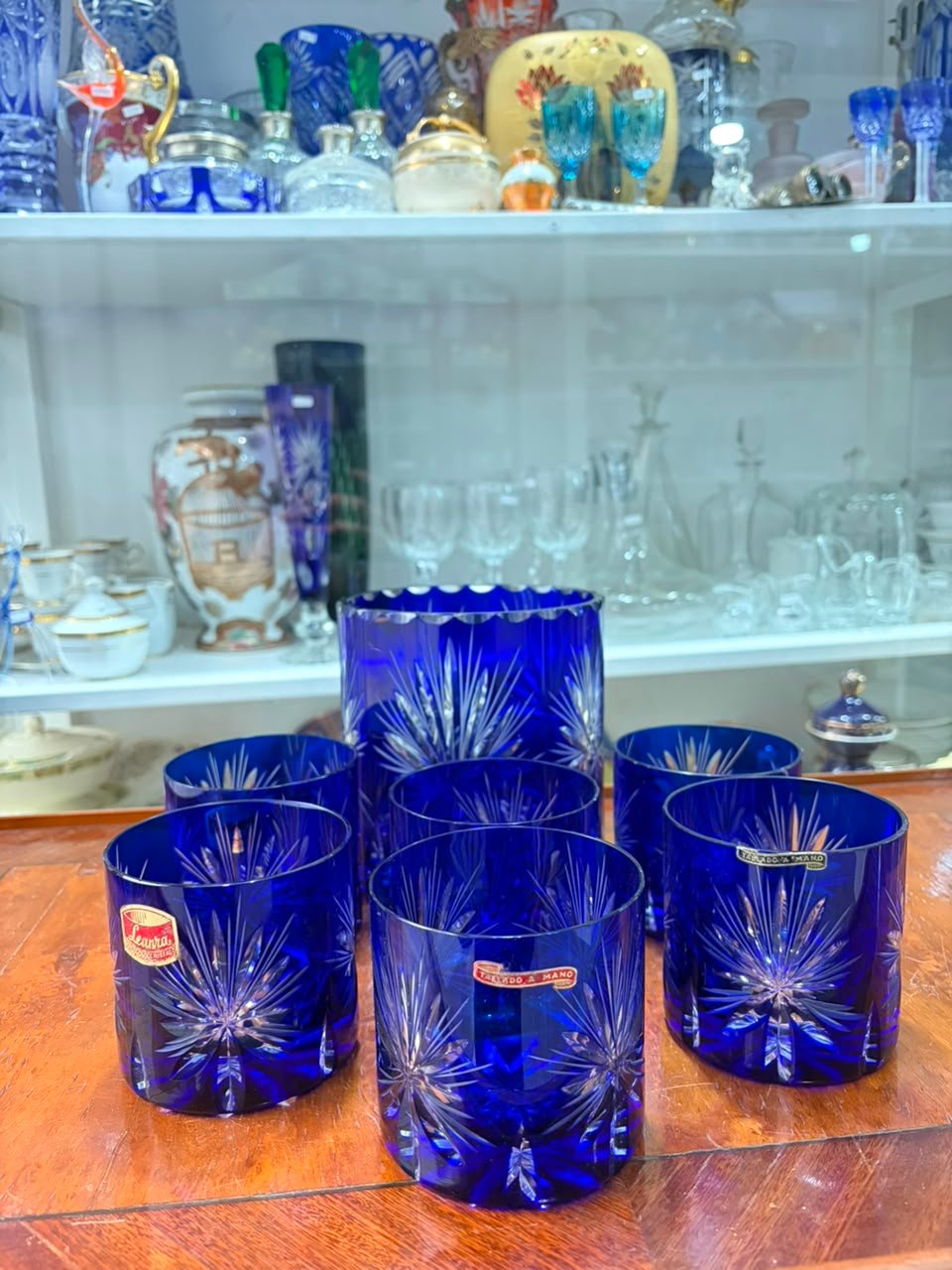 Hielera con 6 vasos de cristal súper tallado azul - Imagen 4