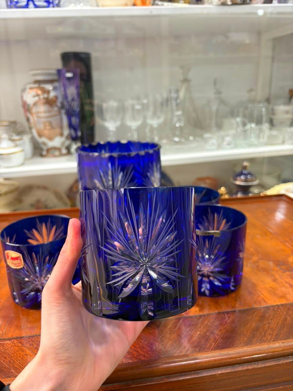 Hielera con 6 vasos de cristal súper tallado azul - Imagen 5