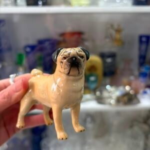 Figura perro Pug de porcelana inglesa