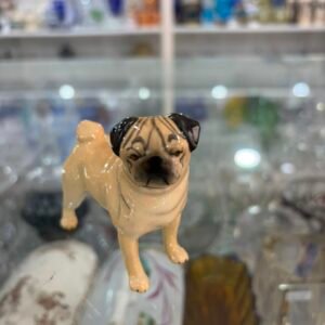 Figura perro Pug de porcelana inglesa