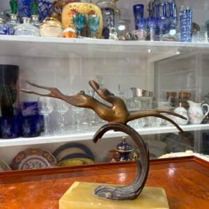 Figura de bambi de bronce con marmol