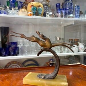 Figura de bambi de bronce con marmol