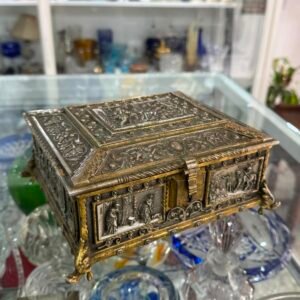 Cofre muy antiguo platería