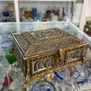 Cofre muy antiguo platería