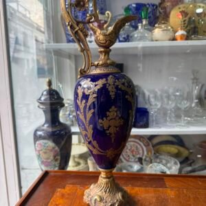 Ánfora porcelana azul cobalto pintado a mano con oro con bronce