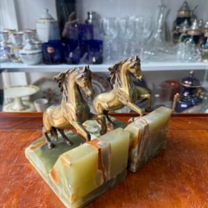 Par de apoya libros de marmol con bronce con caballos