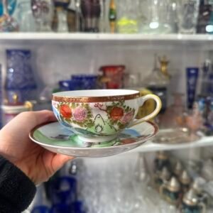 Dúo de té porcelana oriental pintado a mano se ve a la geisha en el fondo taza