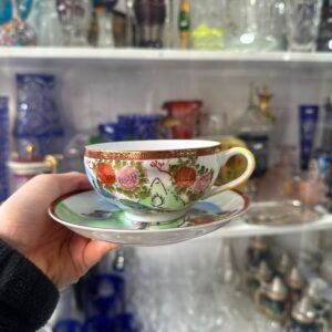Dúo de té porcelana oriental pintado a mano se ve a la geisha en el fondo taza