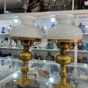 Par de lámparas o veladores de bronce con opalina