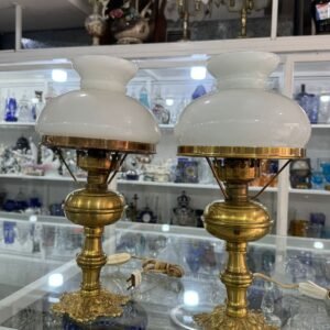 Par de lámparas o veladores de bronce con opalina