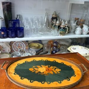 Bandeja con asas de madera muy antigua