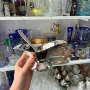 Salsera con cuchara de acero inoxidable