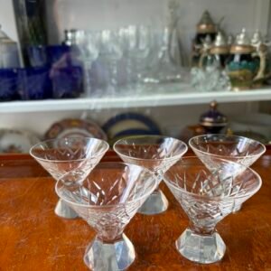 Exquisito juego de 5 copas de cristal súper tallado para licor pie de diamante