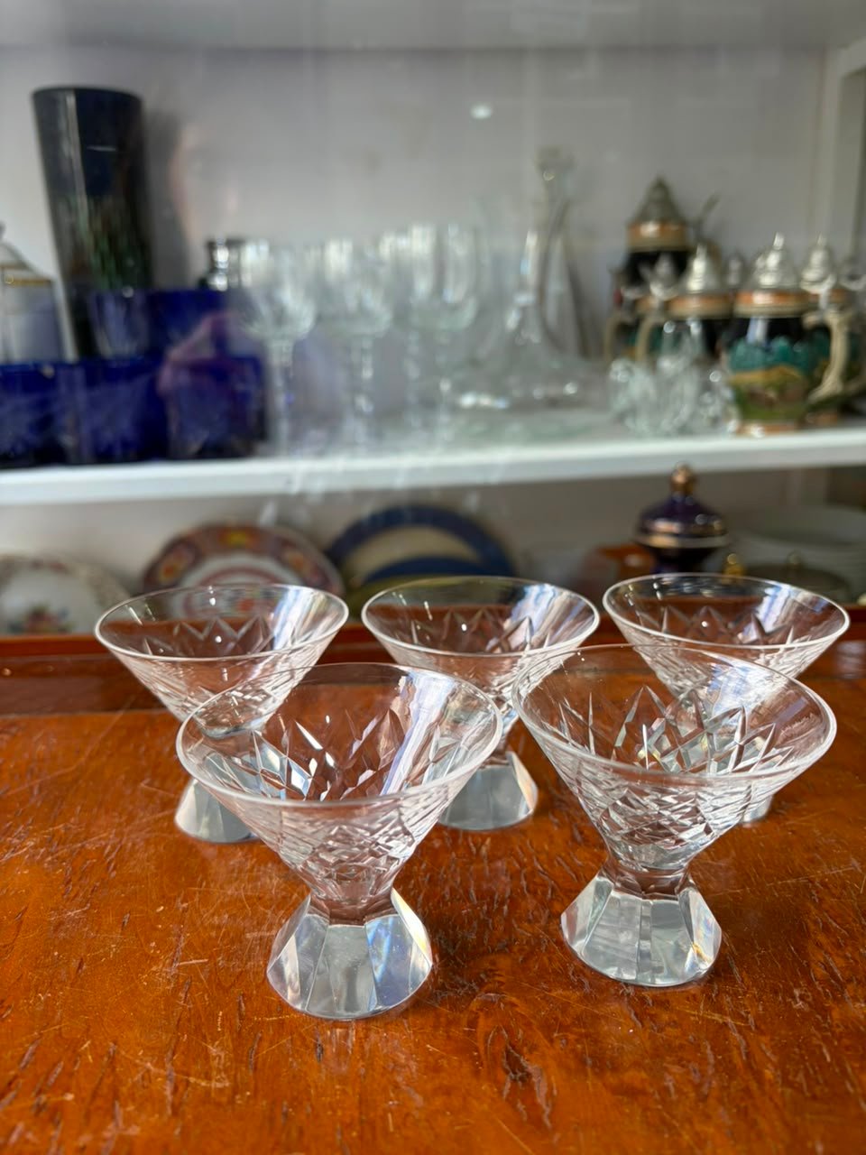 Exquisito juego de 5 copas de cristal súper tallado para licor pie de diamante