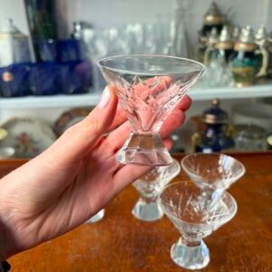 Exquisito juego de 5 copas de cristal súper tallado para licor pie de diamante
