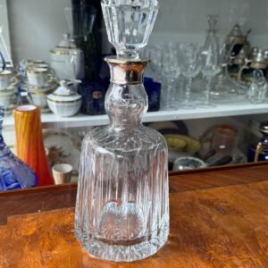 Botellón de cristal súper tallado con pico de plateria