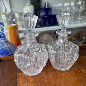 Par de botellones o perfumeros de vidrio tallado
