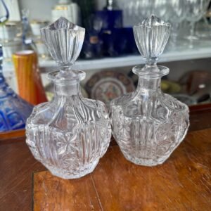 Par de botellones o perfumeros de vidrio tallado