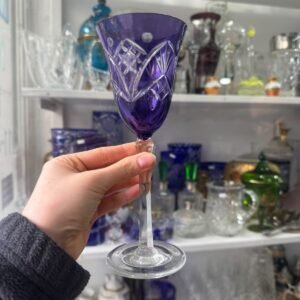 Copa violeta de cristal súper tallado