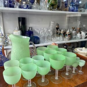 Juego de jarra con 18 copas de opalina
