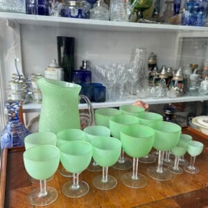 Juego de jarra con 18 copas de opalina