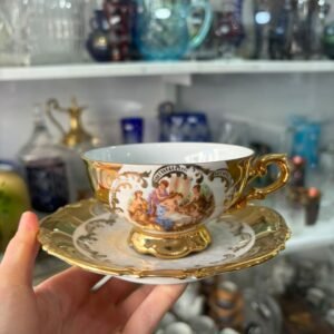 Dúo de té porcelana BAVARIA con oro escena galante