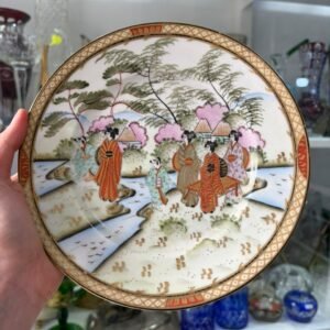 Plato porcelana oriental pintado a mano con oro con geishas