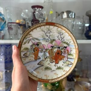 Plato porcelana orientla pintado a mano con oro con geishas