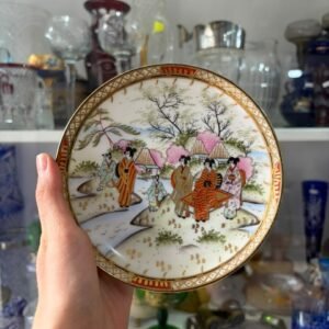 Plato porcelana orientla pintado a mano con oro con geishas