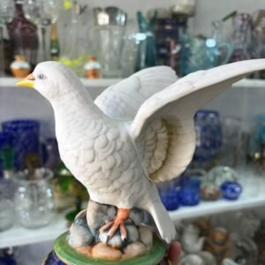 Figura paloma de porcelana
