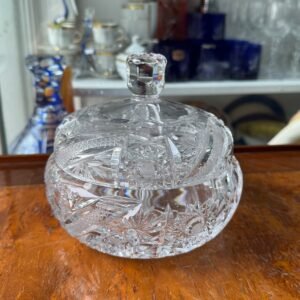 Exquisita bombonera o caramelera de cristal súper tallado estilo BACCARAT