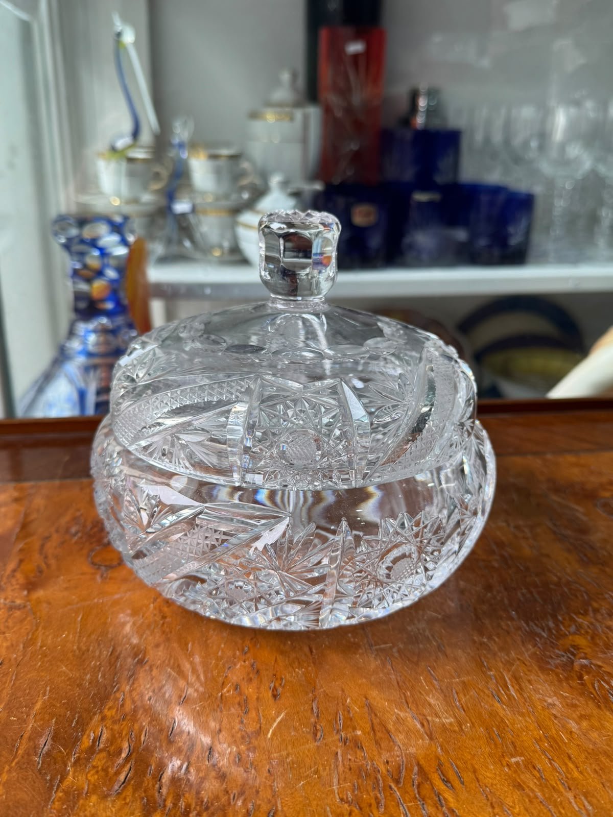 Exquisita bombonera o caramelera de cristal súper tallado estilo BACCARAT