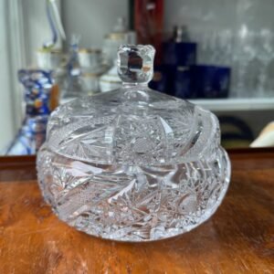 Exquisita bombonera o caramelera de cristal súper tallado estilo BACCARAT