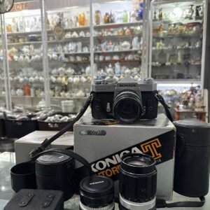 Cámara analogica KONICA con accesorios y lentes