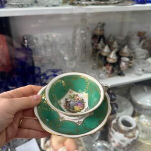 Dúo de café porcelana alemana con escena victoriana
