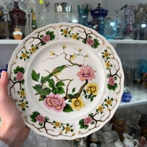 Plato inglés con ave y flores