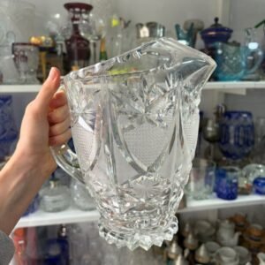 Exquisita jarra de cristal súper tallado con pico vertedor