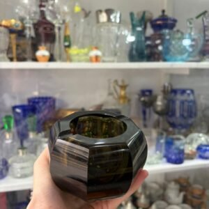 Exquisito cenicero de cristal negro