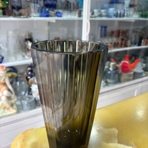 Exquisito florero de cristal negro
