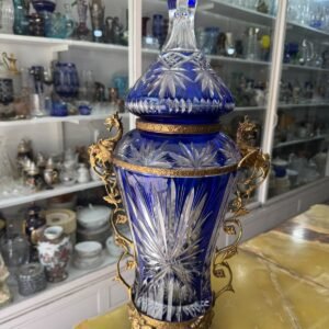 Potiche de cristal súper tallado azul con monturas de bronce